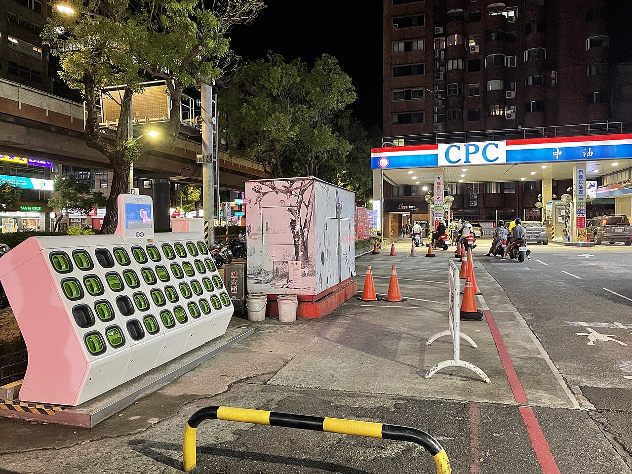 同一處的加油站與電池交換站